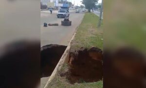 Usuarios alertan sobre peligrosos “mega huecos” en la Circunvalación 2