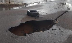 Colapso del pavimento en San Jacinto deja incomunicado al sector 9