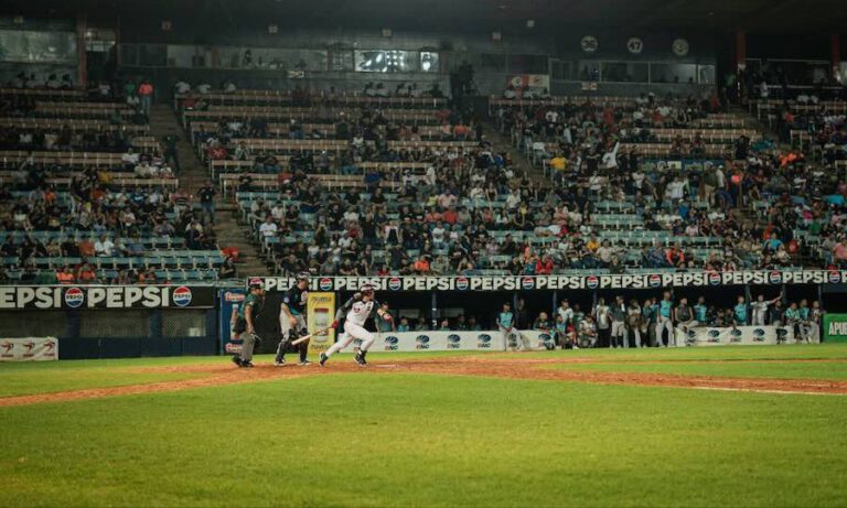 Águilas empata el primer lugar