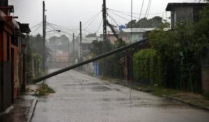 Huracán Rafael deja derrumbes, sótanos inundados y otro apagón total en La Habana