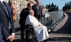 El papa Francisco reza por los niños no nacidos en el Día de los Difuntos