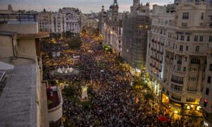 Miles de personas exigen la dimisión de Mazón por su gestión de la catástrofe en Valencia