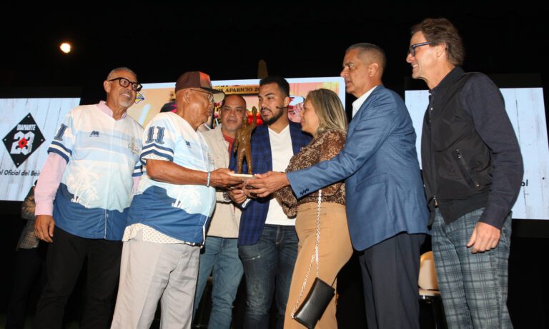 Anthony Santander recibe el Premio Luis Aparicio