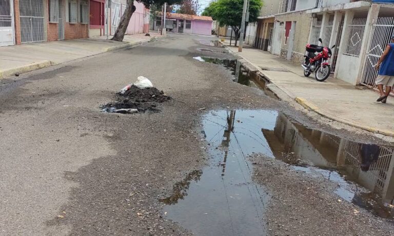 En el sector 4 de San Jacinto suplican una solución a bote de aguas negras