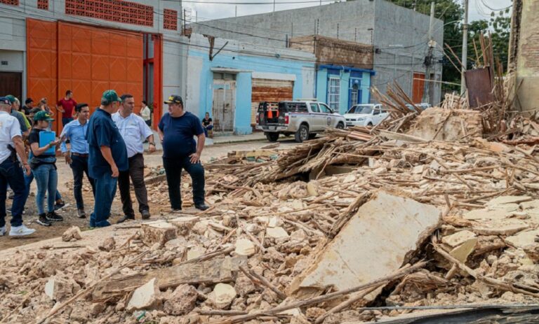 Bomberos rescatan a abuela de 84 años tras colapso de su casa en el sector Veritas