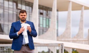 Llegan a Brasil las actas que comprueban “el triunfo” de González Urrutia