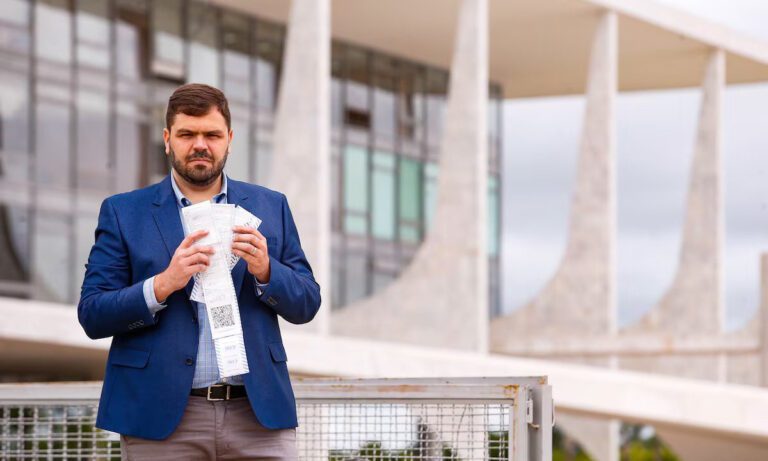 Llegan a Brasil las actas que comprueban “el triunfo” de González Urrutia
