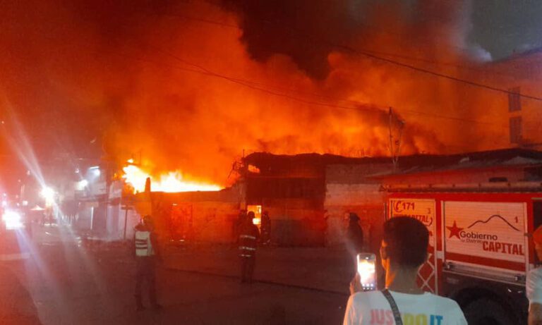 Voraz incendio en galpón de Catia deja 7 heridos