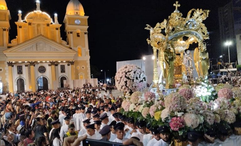 La Reina Morena sale en procesión sobre los hombros de los Servidores de María