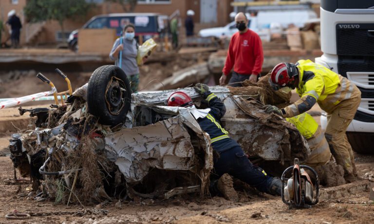 Ejército y policías rescatan a 36.448 personas en las inundaciones de Valencia, España