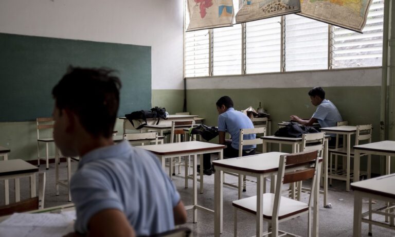 Revelan que más de 3 millones de niños y adolescentes siguen fuera de las aulas