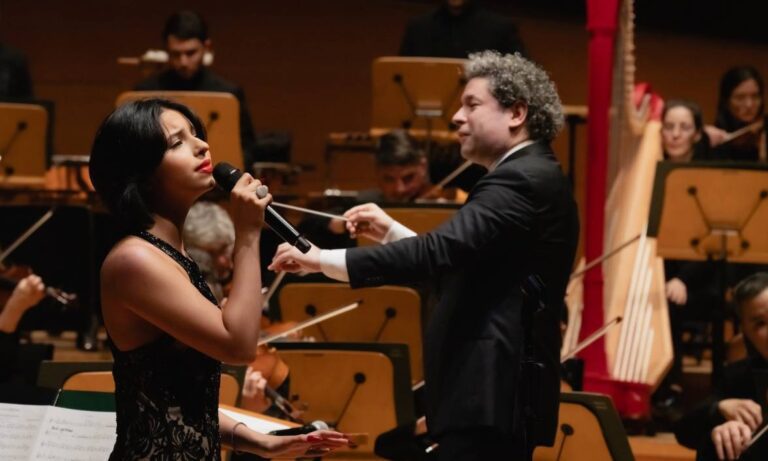 Ángela Aguilar canta con la Filarmónica de Los Ángeles y Gustavo Dudamel