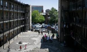 Desalojan a 50 familias venezolanas y colombianas de un edificio en Colorado