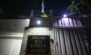 Advierten que asilados en embajada argentina tienen comida y agua para pocos días