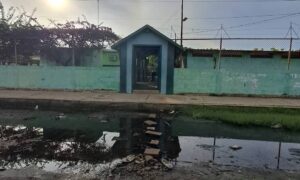 Piden solución a bote de aguas negras frente a la escuela Madre Elisa Jaramillo