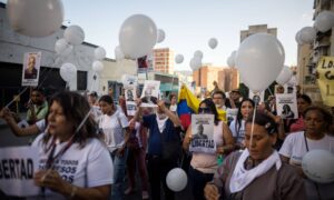 Familiares de “presos políticos” protestan frente a El Helicoide para exigir su libertad