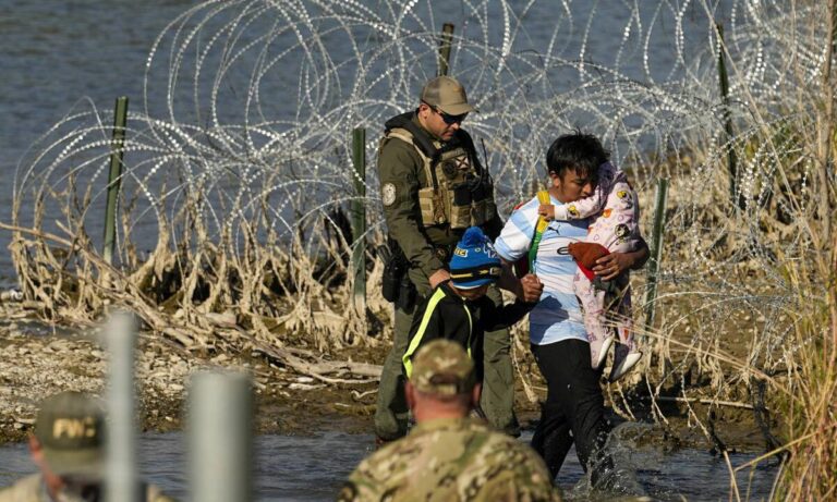 Tribunal prohíbe a la Patrulla Fronteriza cortar la alambrada de púas en Texas