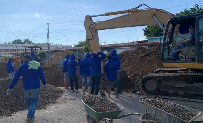 Gobernación sustituye colector en la calle 95G de la parroquia Cacique Mara