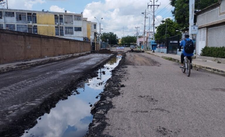 Avanzan trabajos de reacondicionamiento vial en el sector Los Claveles de Maracaibo