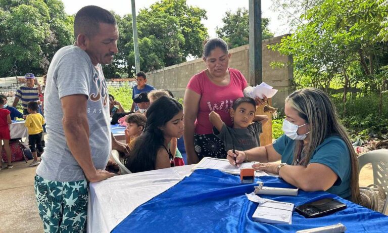 Atienden a más de mil 100 familias con asistencia médica e insumos farmacológicos gratuitos
