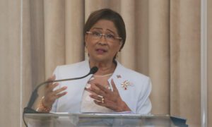 Exprimera ministra trinitense propone deportar a venezolanos que han cometido crímenes