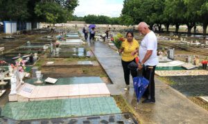 Zulianos acuden a los cementerios de los distintos municipios para honrar a sus difuntos