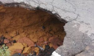 Reportan socavamiento en carretera de entrada al sector Las Tuberías