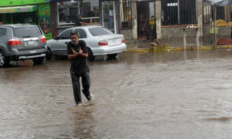 Fuerte aguacero, truenos y relámpagos azotan Maracaibo este lunes