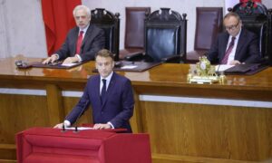 Macron pide cesar persecución en Venezuela e insiste en transparencia electoral