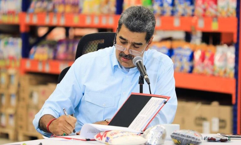 Maduro llama a industriales venezolanos a sumarse a inversiones en petróleo y gas