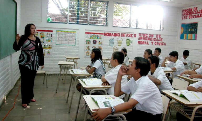 Calculan que se necesitan 256.000 docentes para cubrir crisis por deserción en el país