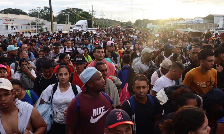 Migrantes venezolanos parten del sur de México en caravana con la meta de llegar a EE. UU. antes de Trump