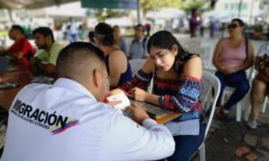 Más de 30 mil venezolanos podrían lograr su permiso legal este fin de semana en Medellín