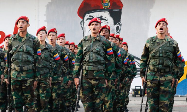 Oposición a militares: “¿Estás con tu gente o contra tu gente?”