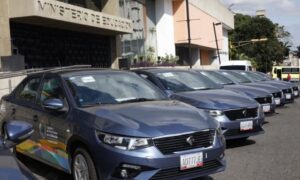 Gobierno entrega vehículos a escuelas y liceos para “fortalecer el trabajo educativo”
