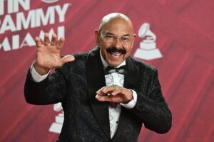 Oscar D’León prende la fiesta con “Llorarás” en los Grammy Latinos