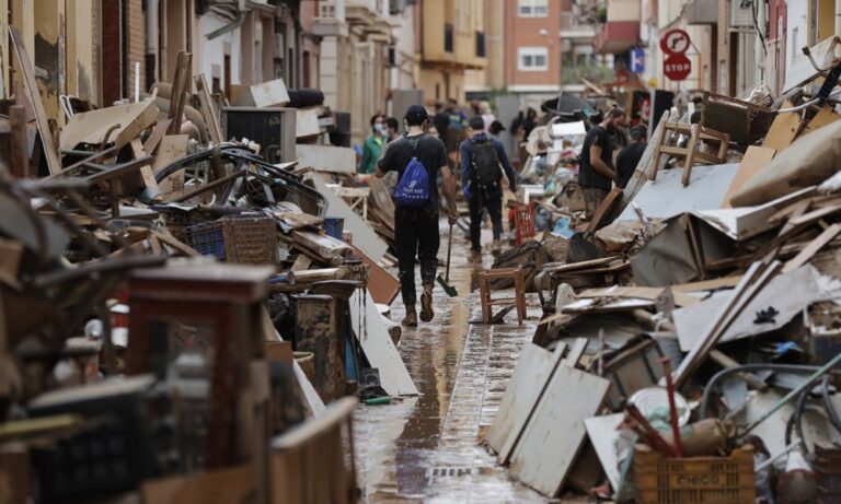 Tormentas no cesan en España: Van 214 muertos y sigue la búsqueda de desaparecidos