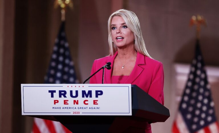 Trump elige a Pam Bondi como sucesora de Matt Gaetz, tras su renuncia por sus escándalos sexuales