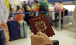 España rechaza pasaportes vencidos de venezolanos para realizar trámites migratorios