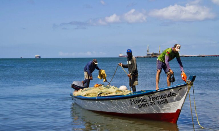 Rescatan a 2 pescadores desaparecidos tras zarpar de La Guaira