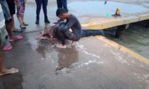 Rescatan a sexagenario que cayó con su camioneta al mar en Falcón