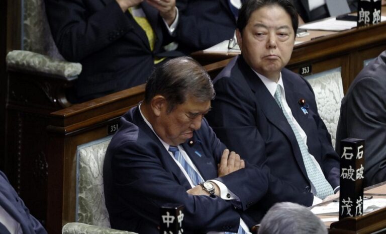 Se viraliza video del primer ministro japonés dormido durante su reelección