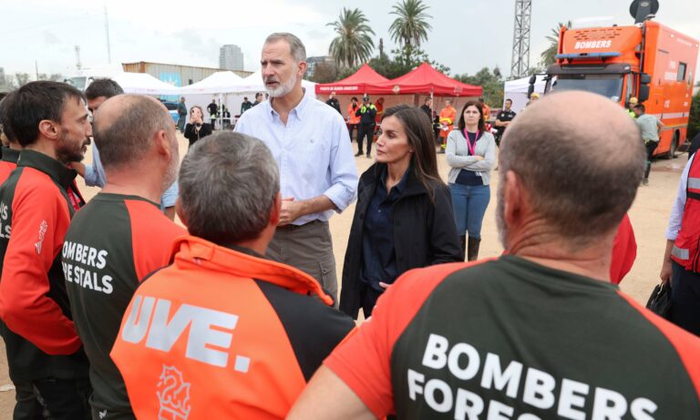 El rey de España dice que “hay que entender el enfado” en ciudades afectadas por temporal