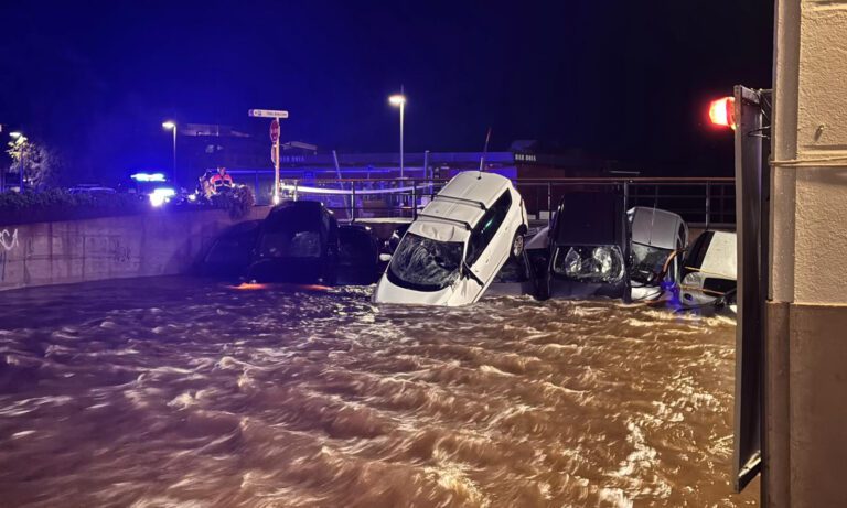 Aguacero arrastra 32 autos en Girona, en España