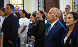 Manuel Rosales ora a la Virgen de la Medalla Milagrosa por Venezuela y el Zulia