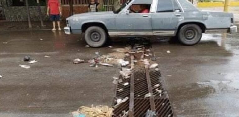 En la avenida 5 de San Jacinto denuncian colapso del alcantarillado por basura y lluvia