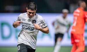 Botafogo gana con gol de Savarino y se acerca al título en Brasil