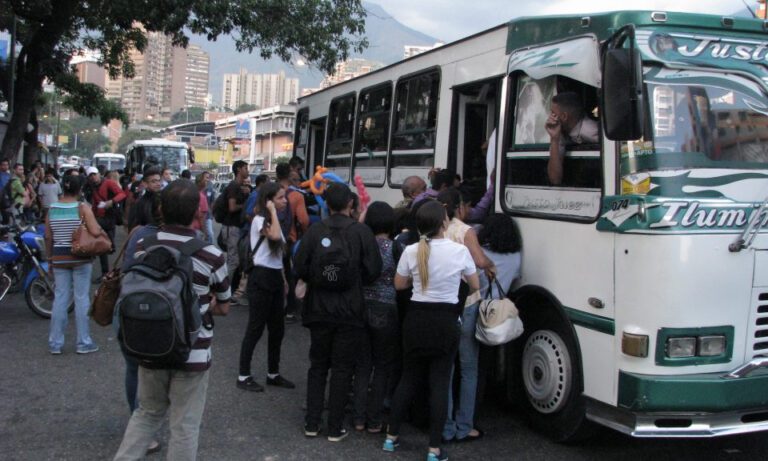 Docentes contarán con descuento del 50 % en el transporte público