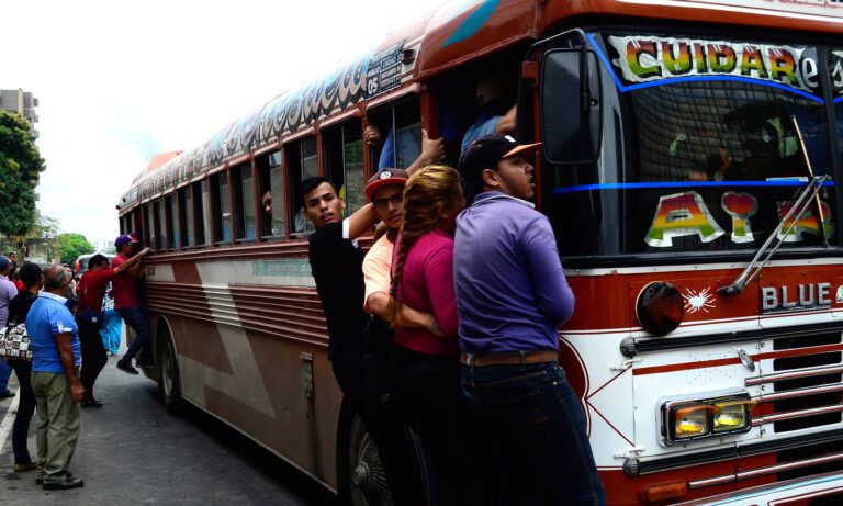 Alertan que están paralizadas 40 % de las unidades de transporte público
