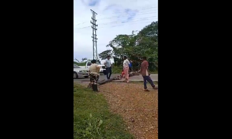 Habitantes del sector 23 de Enero protestan ante las inundaciones en Valmore Rodríguez